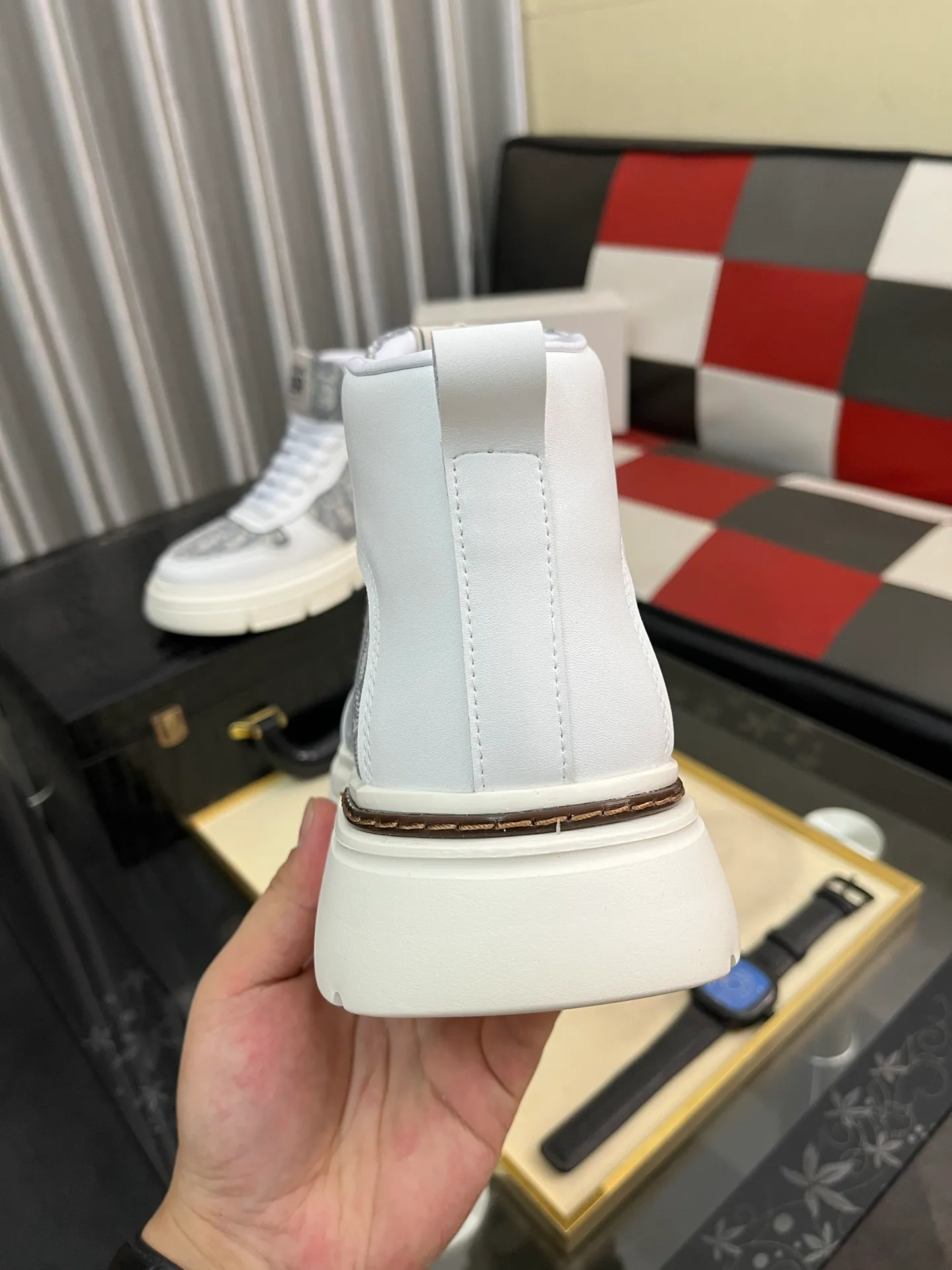 Men's shoes💰420⌚️⌚️[Dior] Dior's new men's genuine leather casual shoes, the highest version on the market, any comparison is welcome🆚! The original leather has excellent texture and is super high-end! Fetal sheep net lining imported from Italy, removable pad! Luxurious materials and fine workmanship, highly recommended! Code number: 38-442️⃣Colors available